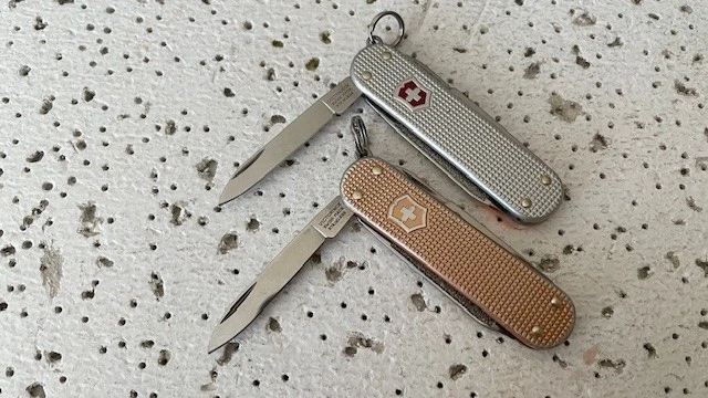 Lote de 2 navajas suizas Victorinox Classic SD ALOX plateadas y marrones multiherramienta - Foto 3 de 4