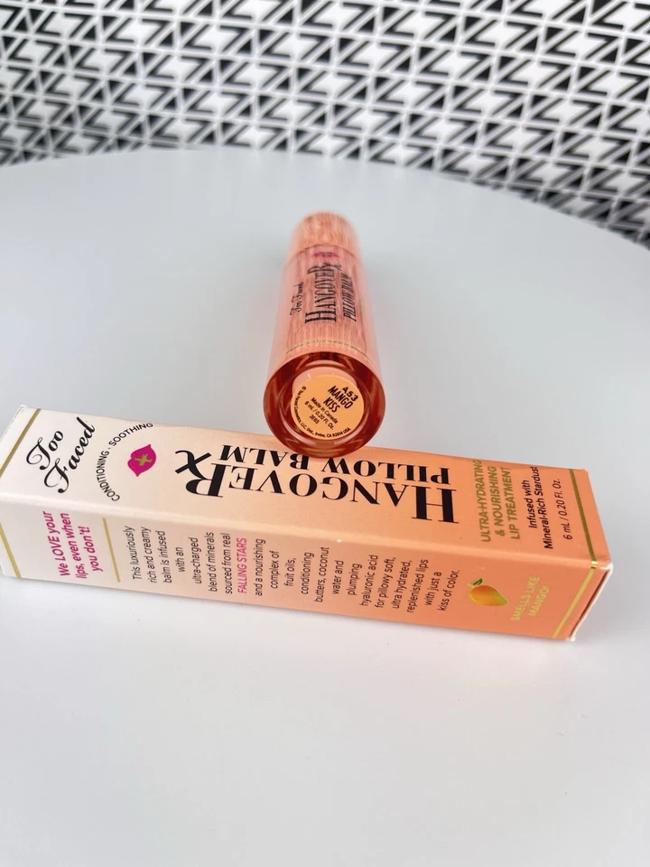 Bálsamo labial Too Faced almohada para resaca beso de mango ultra hidratante  Foto 3 de 3