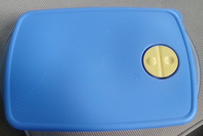 TUPPERWARE Blue 6 Cup Roc N Serv Micro Dish #3381 w Blue Seal/ Yellow Vent #3382