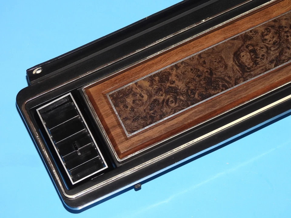 Lincoln Mark IV 1973-76 OEM borde de bisel de tablero de grano de madera con respiraderos y sensor Foto 3 de 4