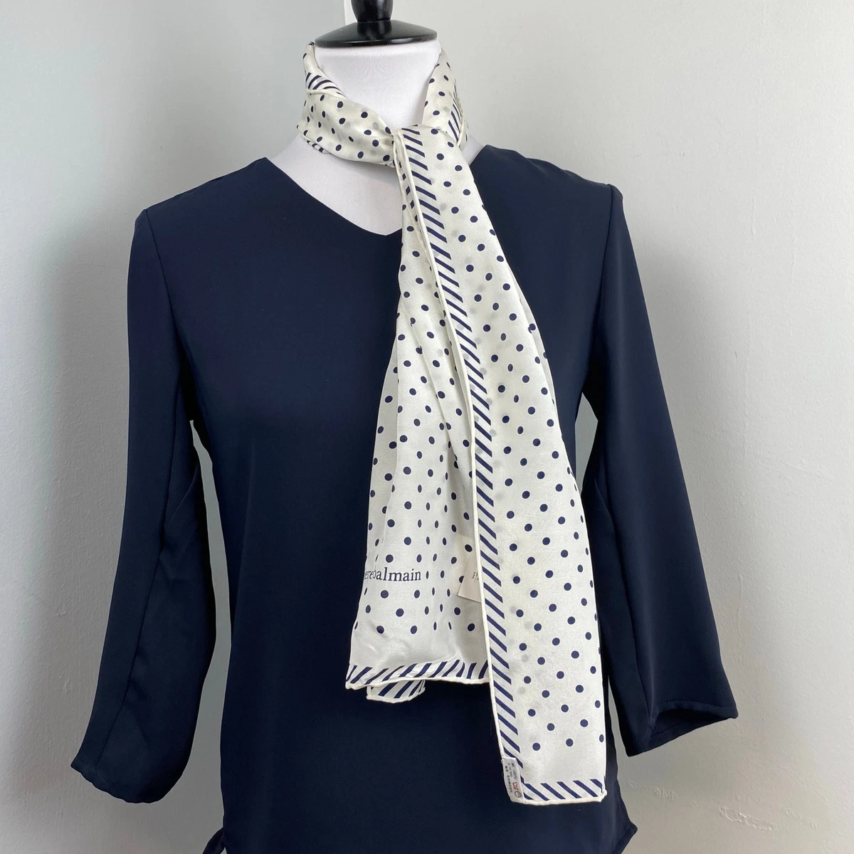 Foulard En Soie Pierre Balmain - Bleu - Ourlet Roulé Main - Occasion De Qualité - Accessoire D'élégance Intemporel