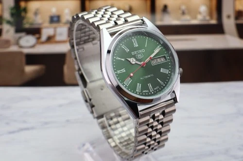 Vintage Seiko 5 Automatic Day- Date  Japan 7009A  Men's Wrist Watch