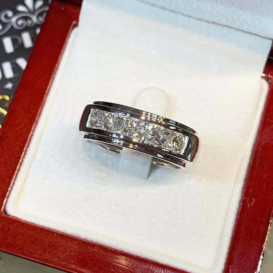 Anillo de alianza de boda de diamantes creados en laboratorio de corte redondo de 3 quilates enchapado en oro blanco de 14 quilates Foto 3 de 4