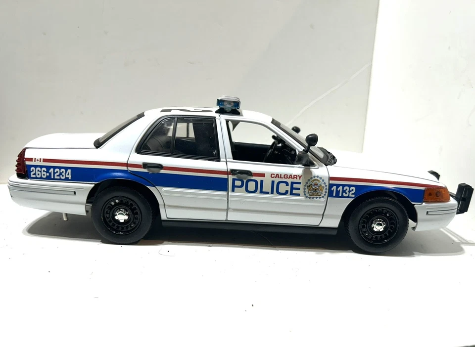 1/18 SCALE CUSTOM CALGARY CANADA POLICE DIECAST FORD  W WORKING LIGHTS - Image 3 of 4