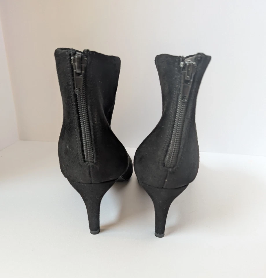 Botas al tobillo H By Halston para mujer negras veganas gamuza punta tacón de 3" talla 8 Foto 3 de 4