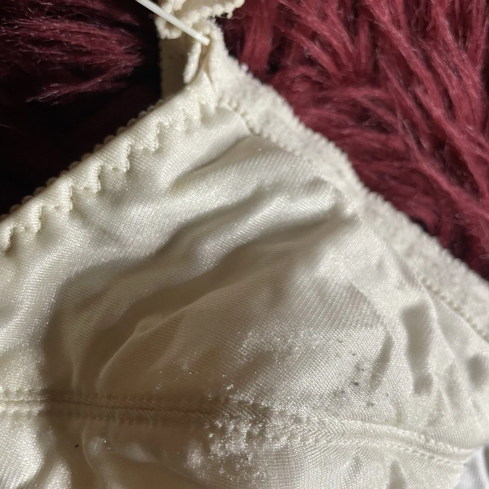 复古 Bralette 标签褪色 36b? 白色尼龙轻薄衬垫海报文胸 — 第 3/4 张图片