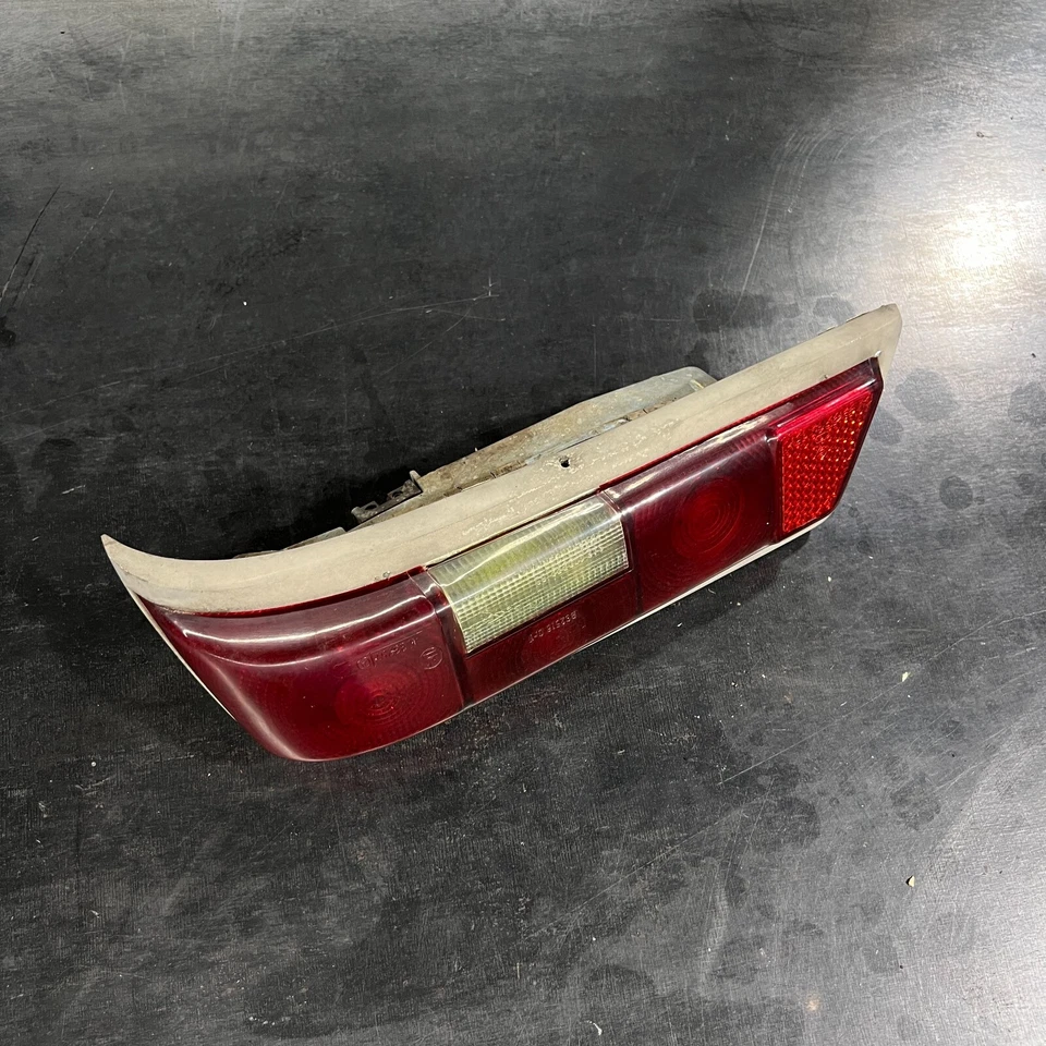 Luces traseras rojas OEM pasajeros Mercedes W110 200D 230 1961-1965 especificaciones EE. UU./EE. UU. Foto 2 de 4