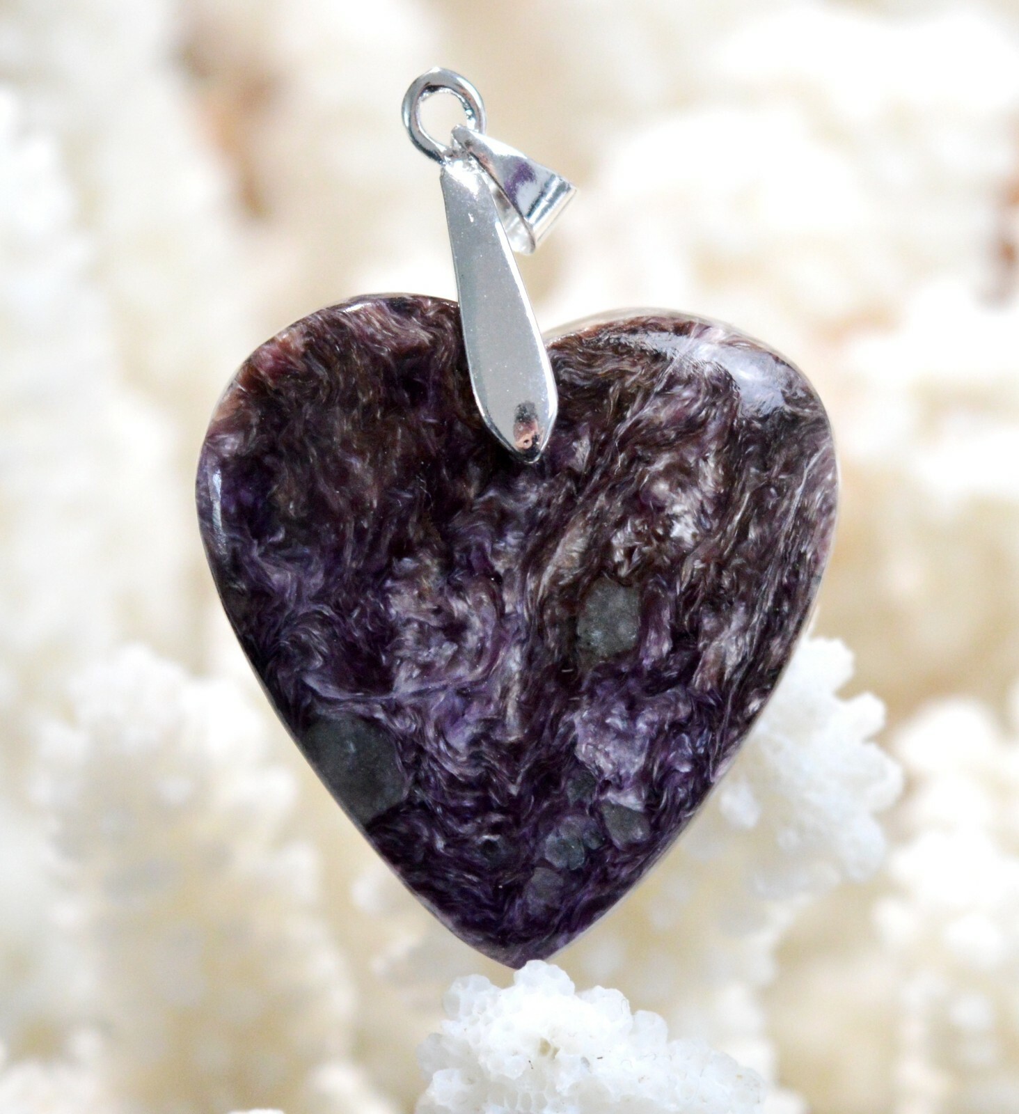 Pendentif Charoite de Russie de 81 carats en pierre naturelle violette rare