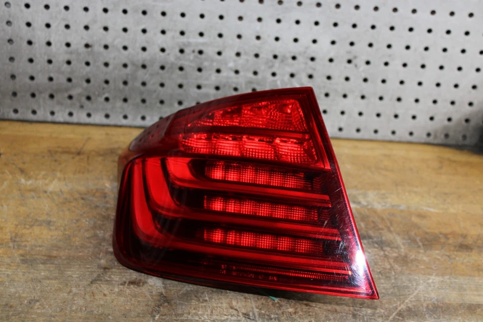 Lanterna traseira de LED lado esquerdo do motorista 2015 BMW 5 Series F10 528i 535i 550i fabricante de equipamento original - Imagem 4 de 4