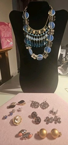 Lot of 14 pieces of costume jewelry, contemporary and vintage, pierced and clip