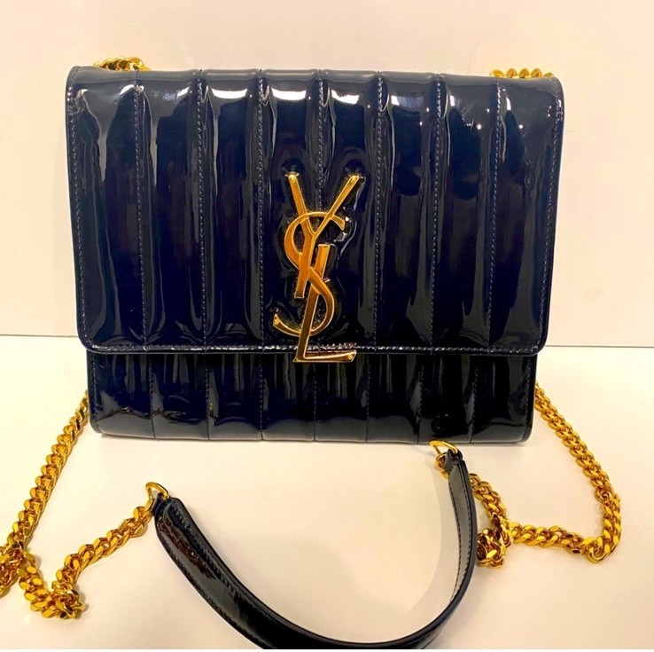 SAINT LAURENT PORTAFOGLIO YSL MEDIUM VICKY A CATENA BLU MARINO (NON NERO) VERNICE PELLE