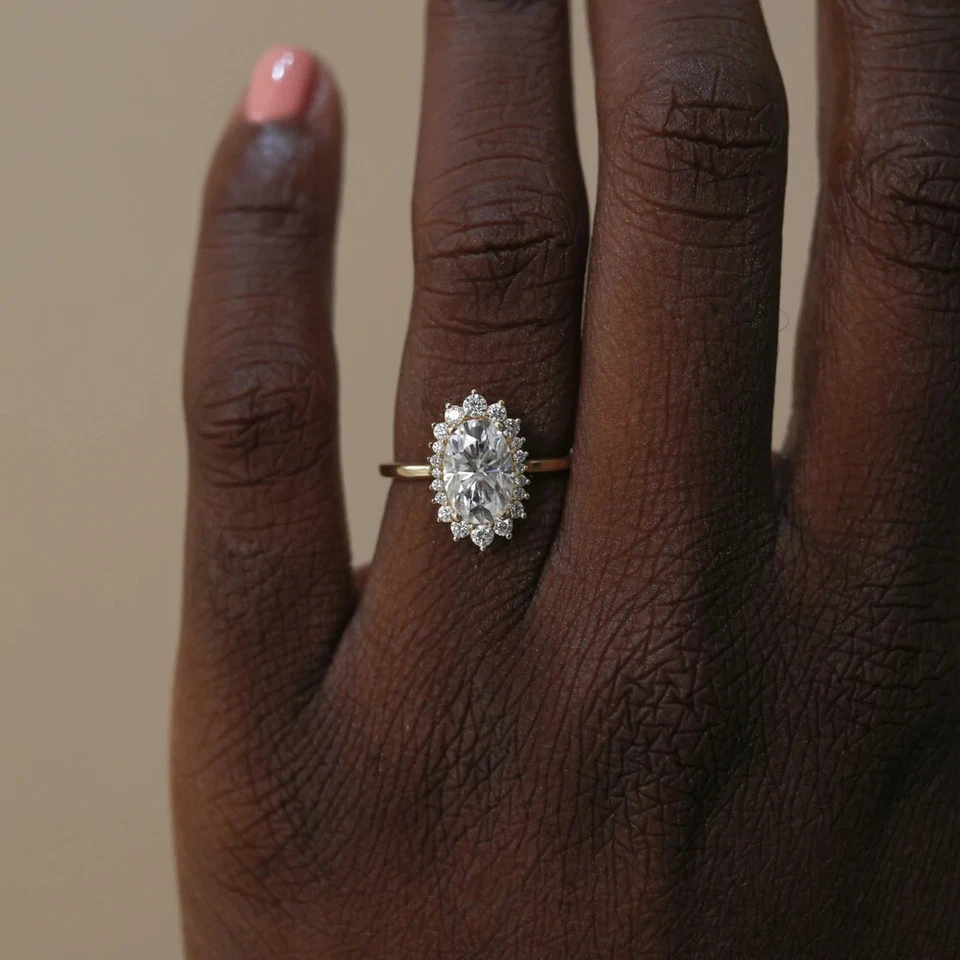 Anillo de compromiso vintage de oro amarillo macizo de 14 quilates con halo de moissanita de corte ovalado de 2,50 quilates Foto 3 de 4