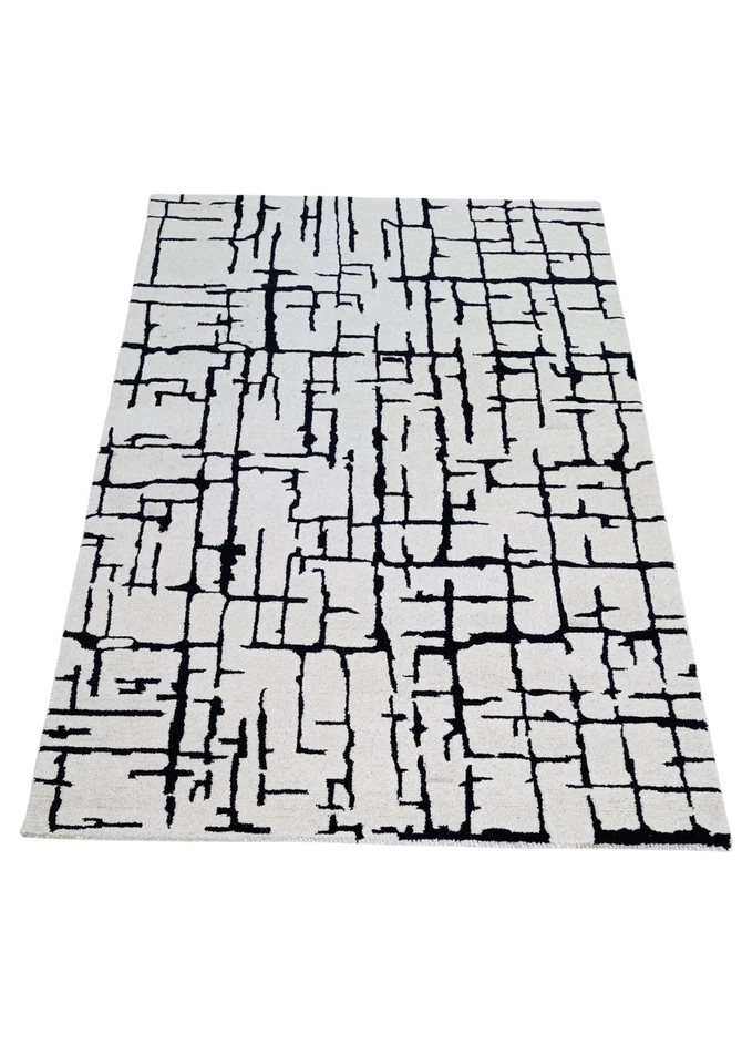Hand Tufted rug - beige/black - Image 2 of 2