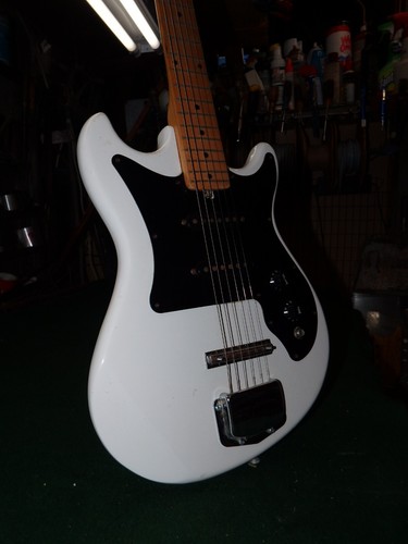 Guitarra Eléctrica Harmony H804 Vintage Blanca con Diapasón de Arce - Imagen 4 de 14