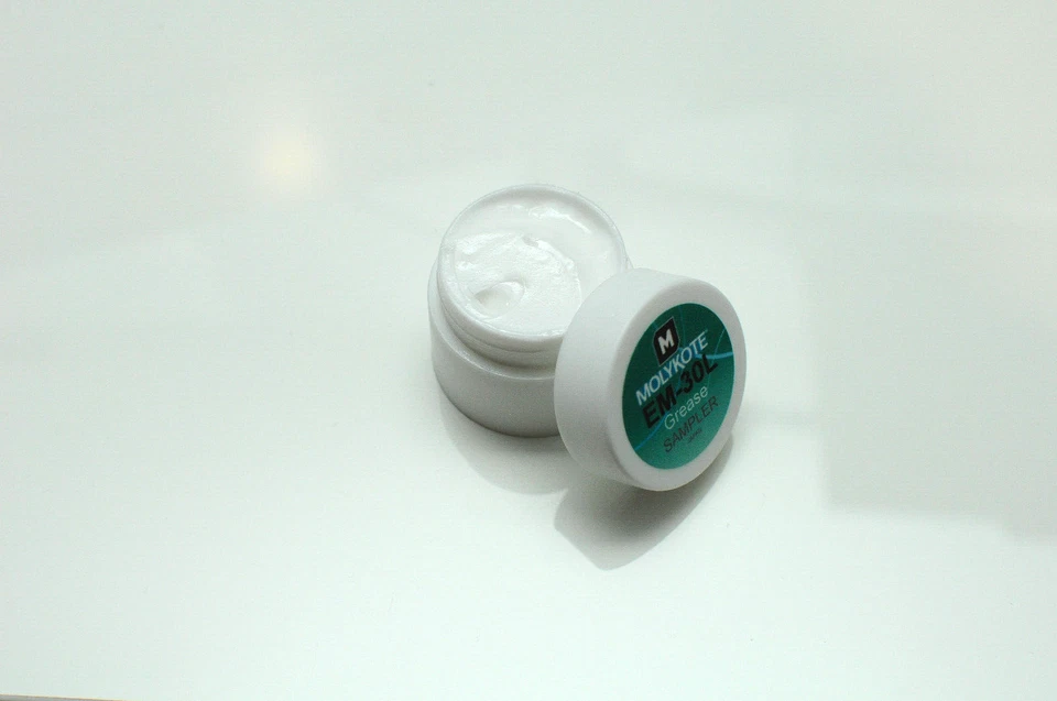 MOLYKOTE EM-30L Plastic Safe Lens Grease 7.5g  - Original Sampler Made in Japan - Image 2 of 2