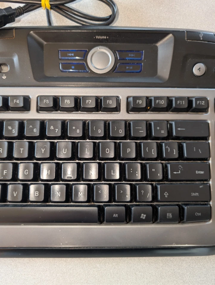 Logitech G11 Gaming Keyboard Programmable Blue Keys Wired USB - TESTED - Image 4 of 4