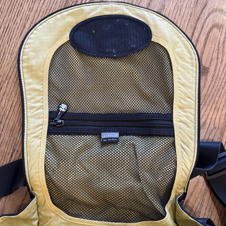 Crumpler The Luncheon Laptop Bag Green Messenger Crossbody Padded Strap Bag - Image 4 of 4