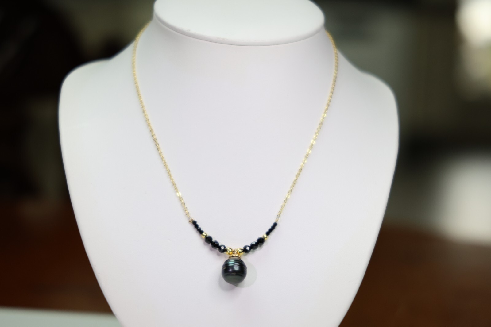 Collier perle noire de Tahiti baroque gold filled anti-ternissement pour peau sensible
