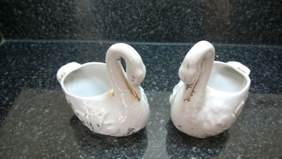 Vintage Paar Porzellan weiße Schwäne Figuren mit goldenen Highlights 3395 Germany