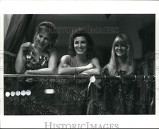 1990 Press Photo Amy Wright, Cynthia Sikes, Judith Evey star in "Love Hurts"