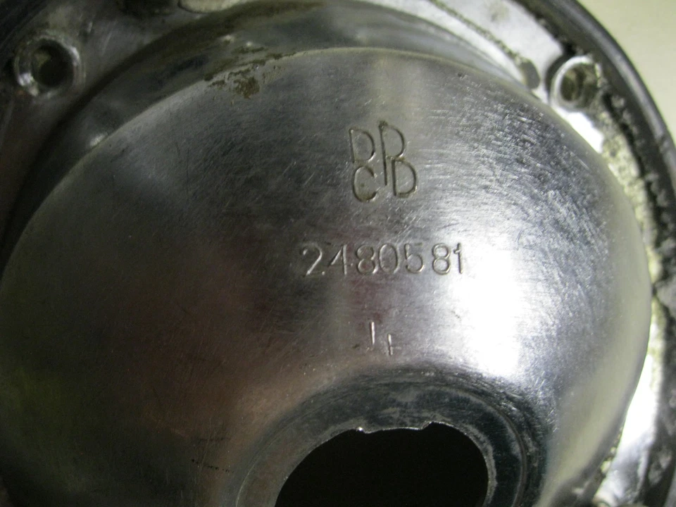 Dodge Dart 1964 carcasa de luz trasera lateral del conductor # 2480581 para lente SAE STDB 64 L Foto 3 de 4