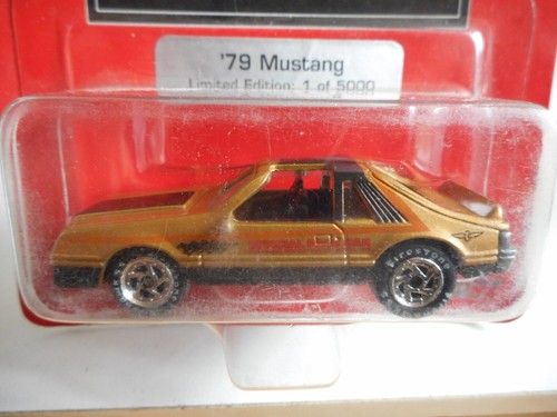 Johnny Lightning Promo Edition '79 FOrd Mustang in Gold on Blister - Foto 2 di 2