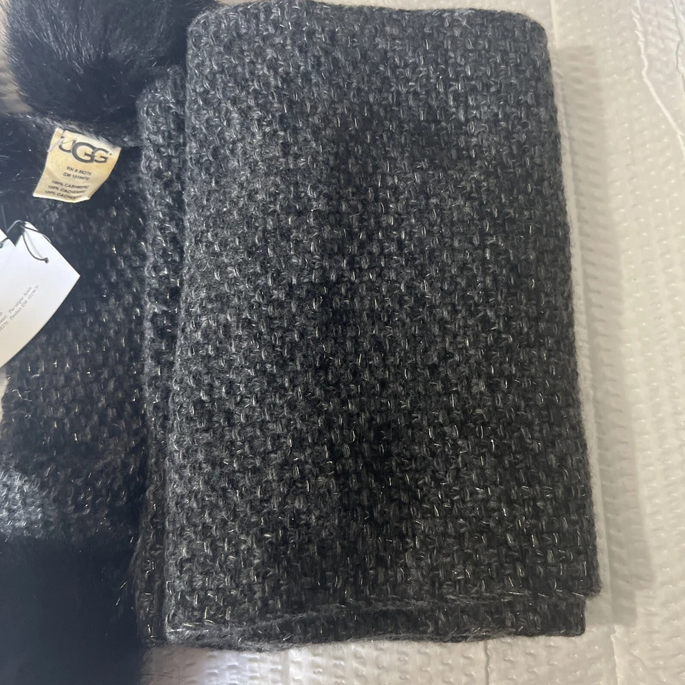 UGG QUATRO POM POMS E CACHECOL DE CAXEMIRA CARVÃO Novo - Imagem 4 de 4