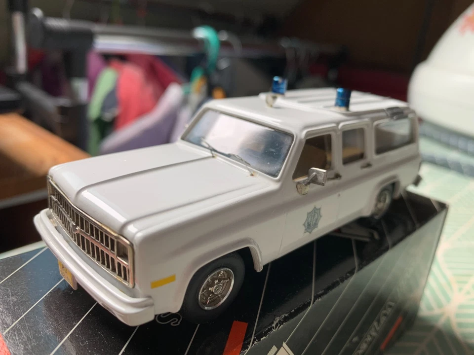 SMALL WHEELS KIM'S CLASSIC WM N°3 CHEVROLET C10 SUBURBAN POLICE ECH 1/43 - Photo 2/4