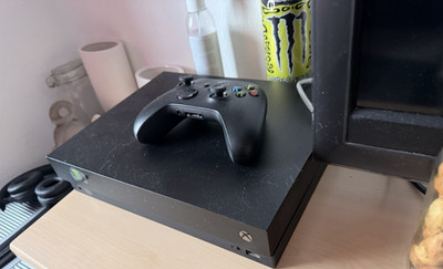 Microsoft Xbox One X 1 TB Heimkonsole Schwarz 4K UHD inkl. Controller
