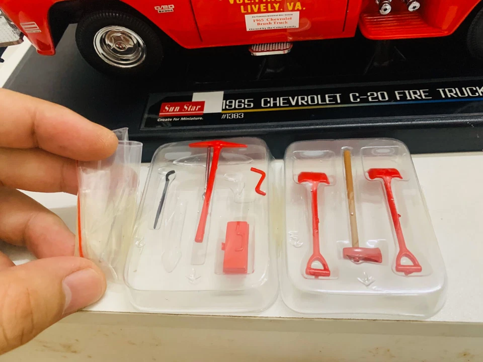 Camión de bomberos Sun Star 1965 Chevrolet C-20 escala 1/18 modelo fundido a presión 4 puertas abierto nuevo Foto 2 de 4