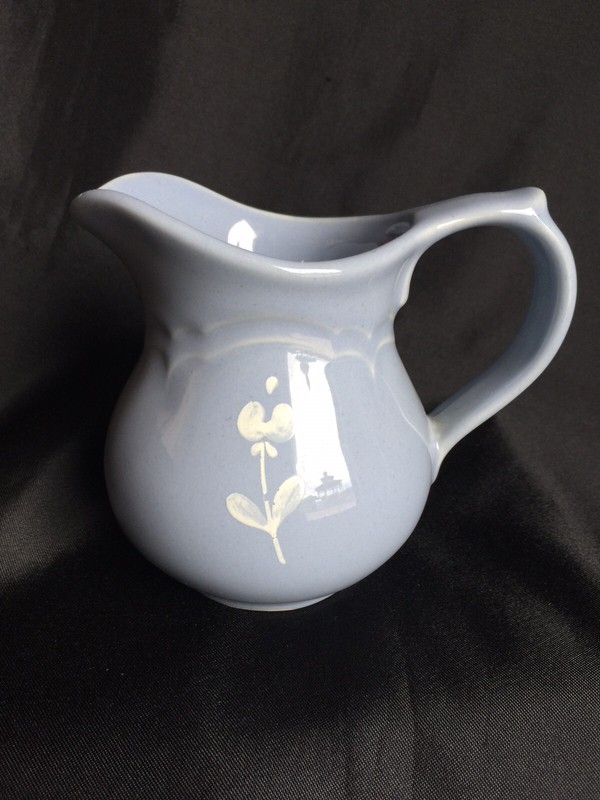 Pfaltzgraff Heirloom Blue Creamer White Flower 024