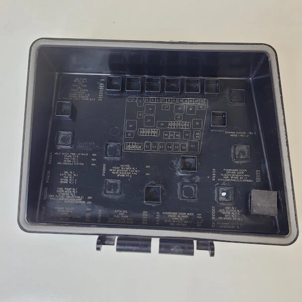 Chrysler Pacifica 2005-2007 debajo del capó caja de fusibles tapa relé cubierta negra OEM Foto 4 de 4