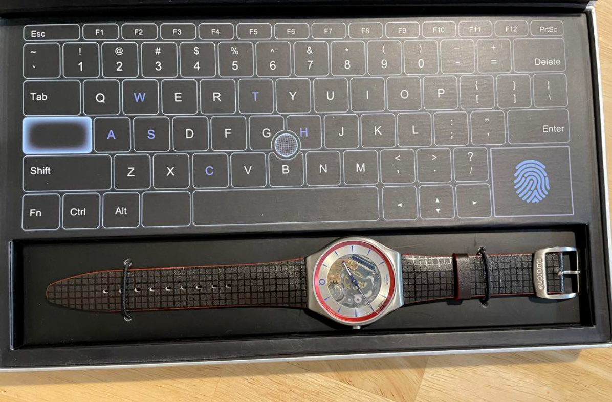 swatch スウォッチ　007コラボ　Qモデル スウォッチ×映画『007』“Q”モチーフの腕時計、文字盤パーツを