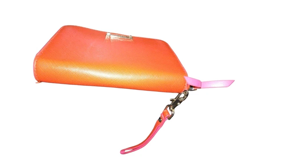 Muñequera billetera roja con cremallera alrededor Chelsea Tech Stella & Dot con interior rosa Foto 3 de 4