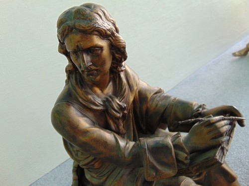ALTE ANTIKE MANTEL REGAL UHR FIGUR AUFSATZ STATUE MANN MIT STIFT BÜCHER - Bild 11 von 13