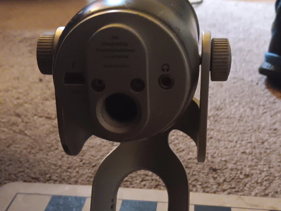 Blue Yeti USB Microphone - Silver - Image 4 of 4