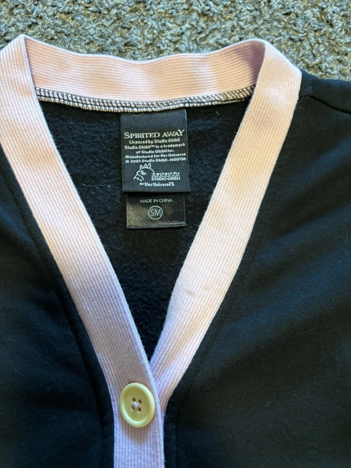 Cárdigan suéter coqueta Studio Ghibli Spirited Away Her Universe para mujer S/M Foto 3 de 4