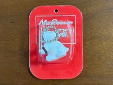 Coca-Cola Eisbär Schlüsselanhänger Paket hat eine Delle