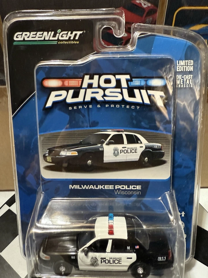 Ford Crown Victoria 2011 diecast Hot Pursuit Milwaukee Police Wisconsin 1/64 Foto 4 de 4