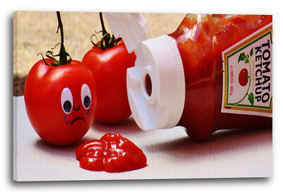 Wandbild Tomate erstarrt vor zermatschtem Freund aus Ketchup-Flasche