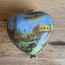 Vintage Venezia France Heart Shaped Porcelain Hinged Trinket Box Gold Trim