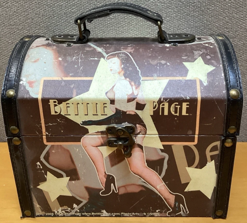 VINTAGE Bettie Page Carrying Case by NECA [2004] Makeup Case/Trunk/Chest [RARE] - Image 3 of 4