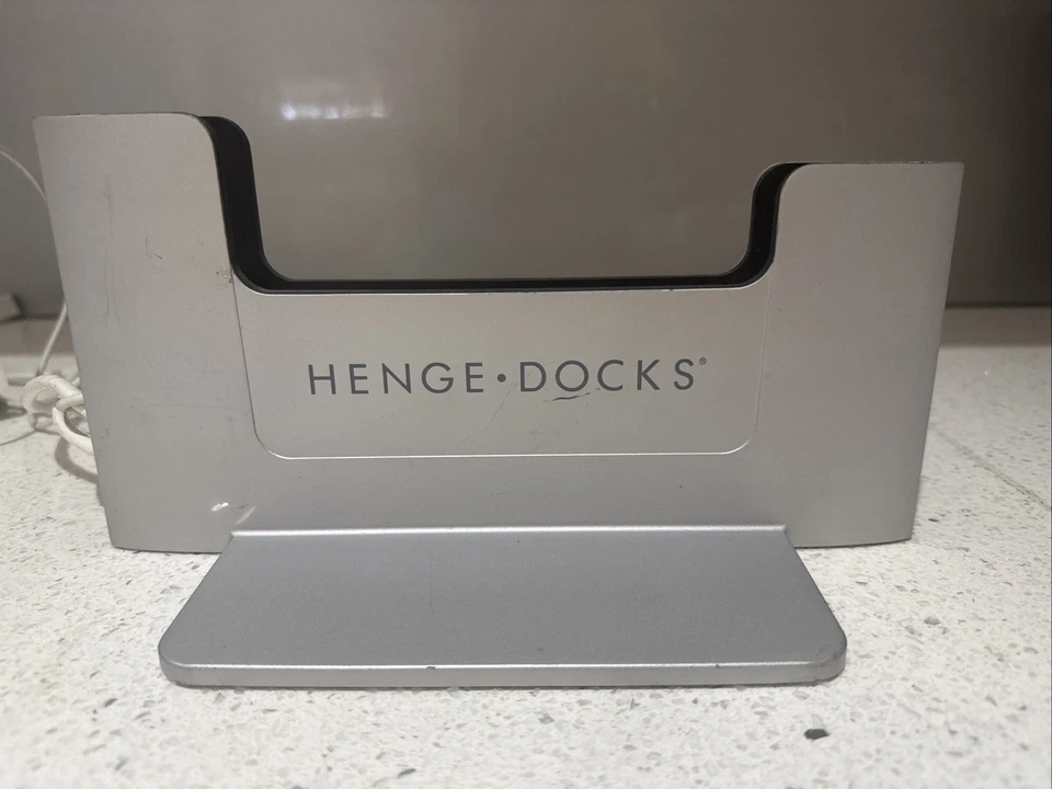 Henge Docks Vertical Docking Station for 15” MacBook Pro Retina Display HD04VA15 - Image 2 of 4
