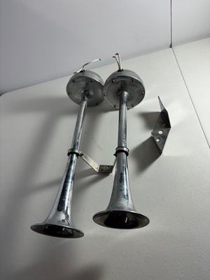 Signaltone Dual Trumpet Horn Electric from early correct craft boats