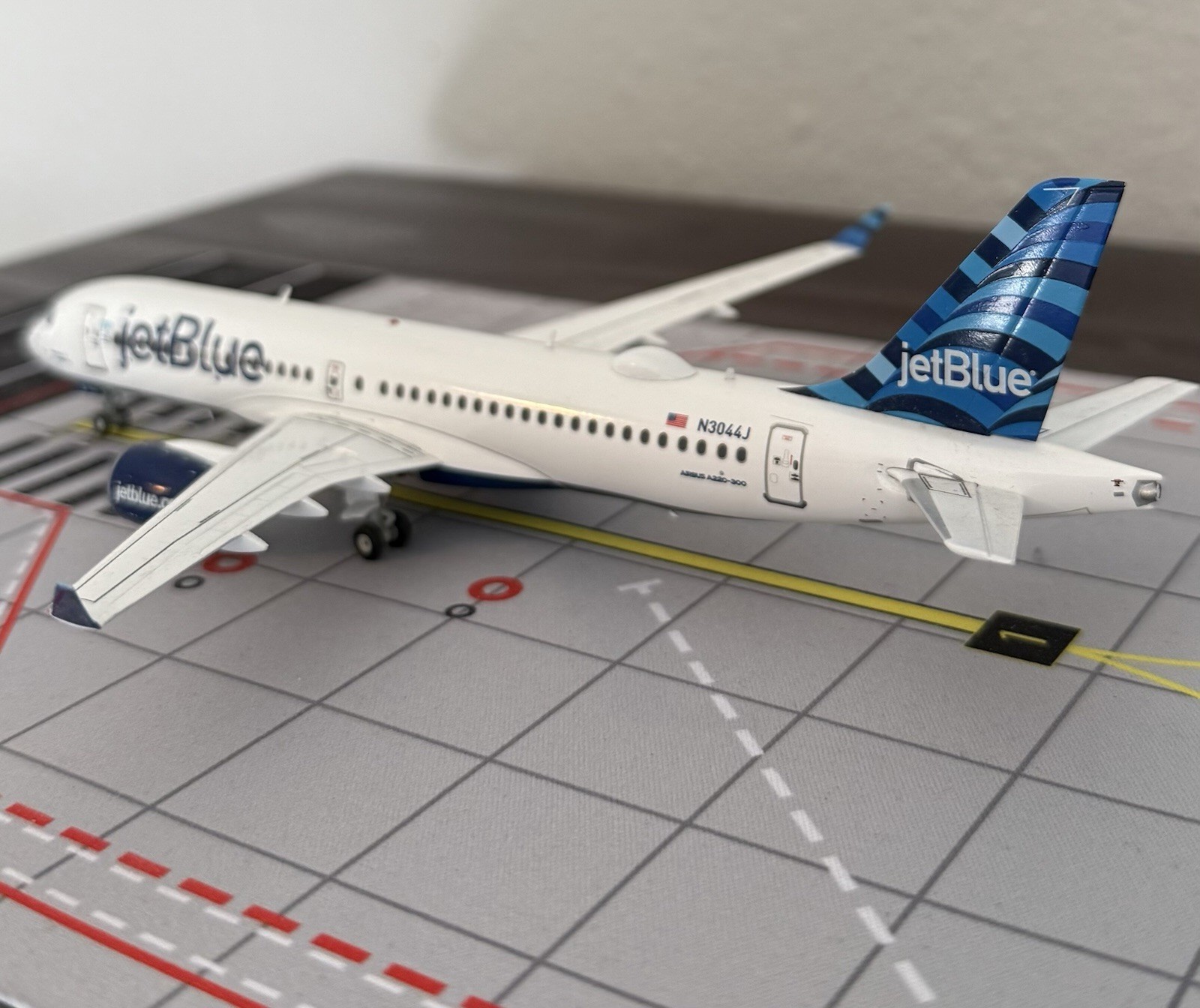 1:200 Gemini Jets JetBlue Airways Airbus A220-300 G2JBU1213 N3044J Diecast Model