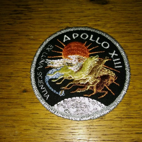 Parche de tripulación bordado de costura en Apolo 13 XIII EX LUNA SCIENTIA NASA - Imagen 2 de 2