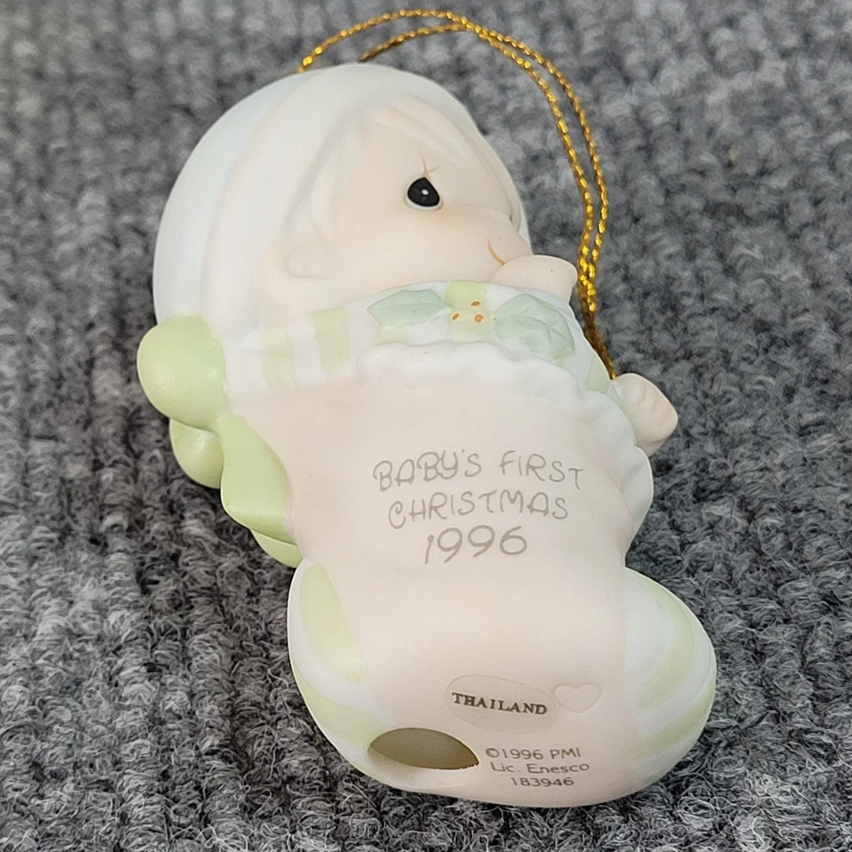 Precious Moments 1996 Baby’s First Christmas Ornament #183946 Baby in Stocking Foto 3 de 4