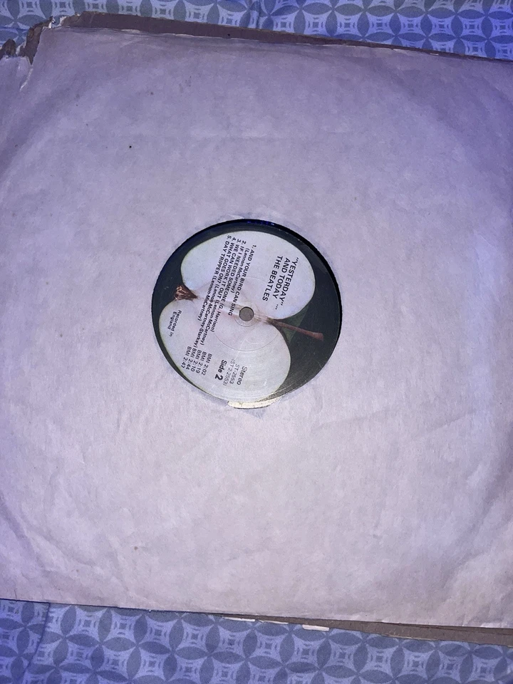 RARE! THE BEATLES YESTERDAY AND TODAY VINYL LP 1966 APPLE ST2553 VG+/VG+ - Image 4 of 4
