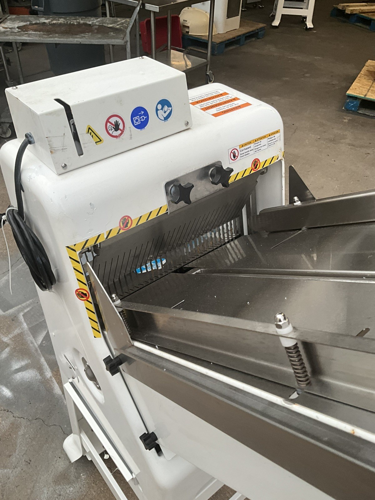 2025 Oliver Gravity Feed Bakery Bread Slicer 797-32 w/ Pro Guard Artisan