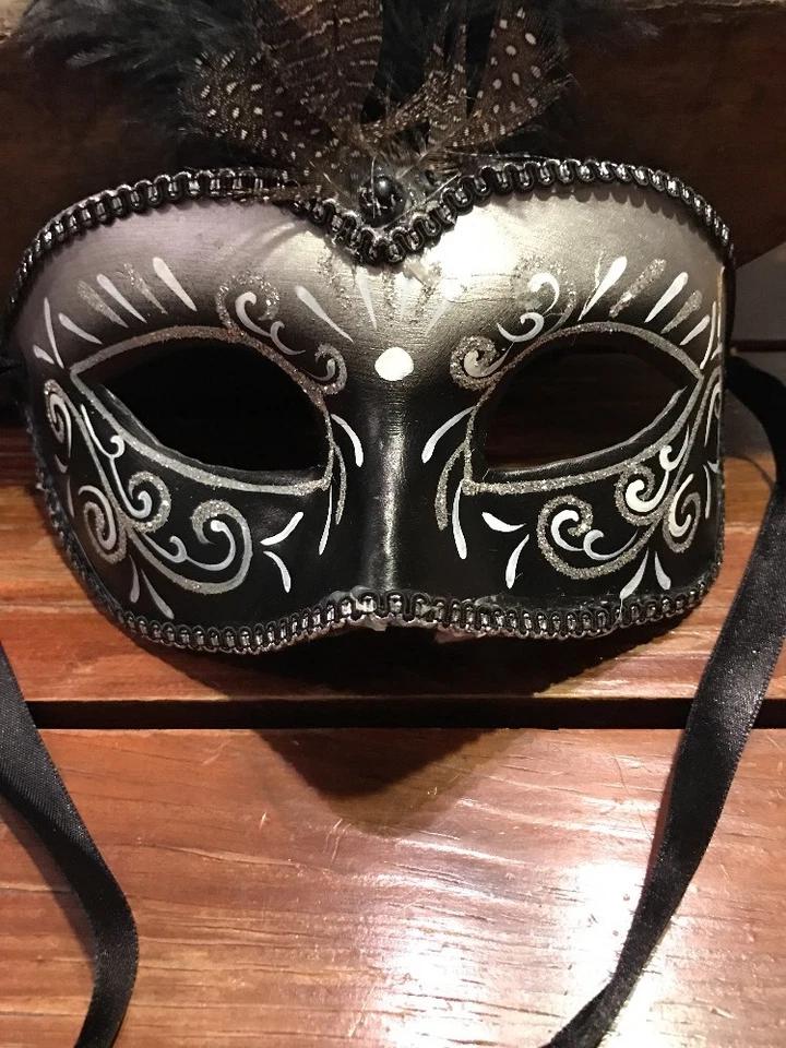 Máscara de máscara feita à mão pena preta/prata bola de mardi gras ITÁLIA Veneza - Imagem 2 de 4